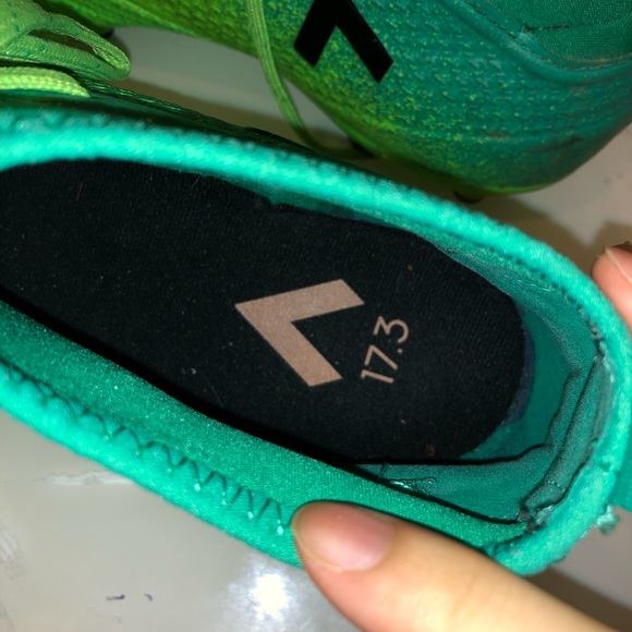 Soccer cleats - Picture 2 of 4